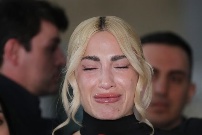 ΕΚΤΑΚΤΟ: Συνελήφθη η Ιωάννα Τούνη- Χαμός έξω από το σπίτι της (pics)