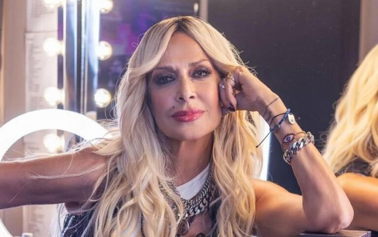 Έβγαλε τα extensions, και τα κούρεψε αγορέ: Η αλλαγή στα μαλλιά της Αννας Βίσση θα σας αφήσει με το στόμα ανοιχτό (pics)