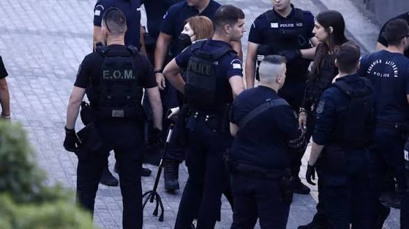 Περπατάει με μπαστούνι- Βαριά ταλαιπωρημένη: Η εμφάνιση της Ρούλας Πισπιρίγκου στο εφετείο (video)